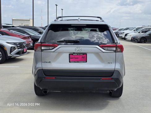 Used 2019 Toyota RAV4 XLE FWD image 7