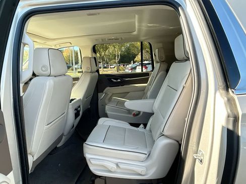 Used 2022 GMC Yukon XL Denali image 32