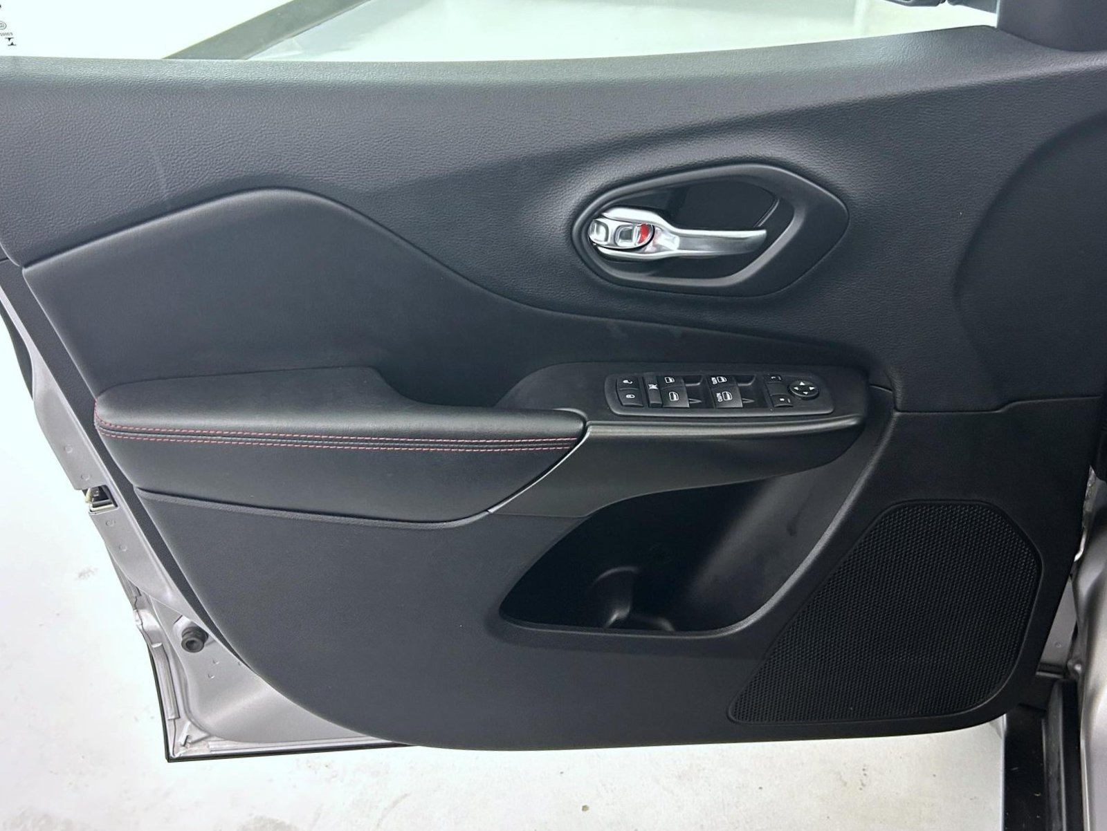Used 2019 Jeep Cherokee Trailhawk w/ Comfort/Convenience Group AWD/4WD image 9