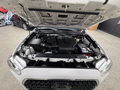 Used 2018 Toyota Tacoma TRD Sport AWD/4WD image 34