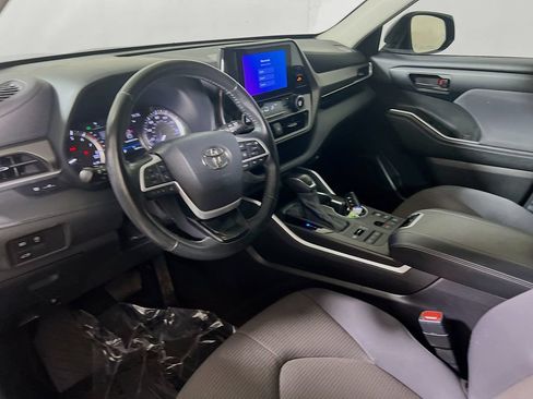 Used 2023 Toyota Highlander LE AWD/4WD image 9