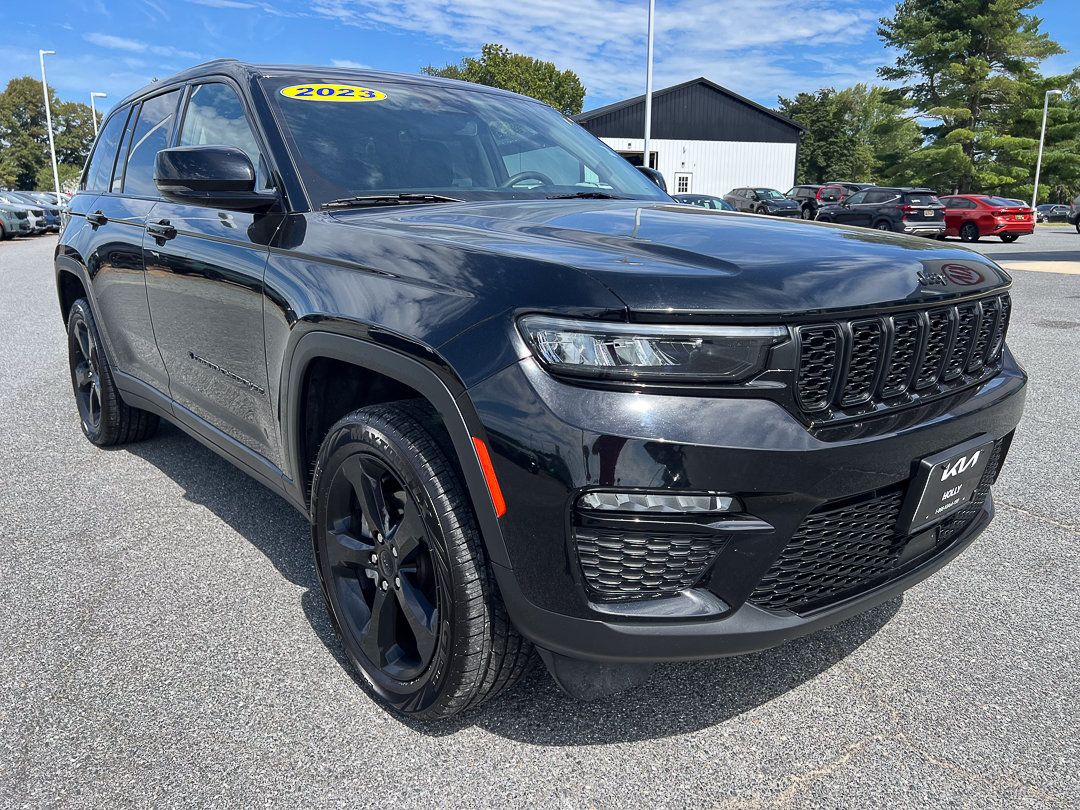Used 2023 Jeep Grand Cherokee Limited w/ Black Appearance Package AWD/4WD image 13
