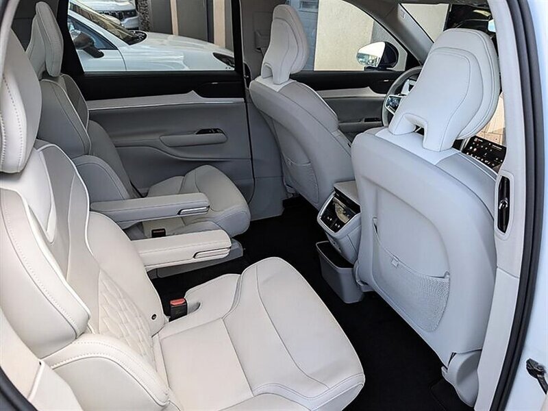 Used 2025 Volvo EX90 Ultra AWD/4WD image 28