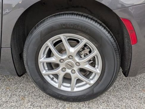 Used 2023 Chrysler Pacifica Touring-L FWD image 21