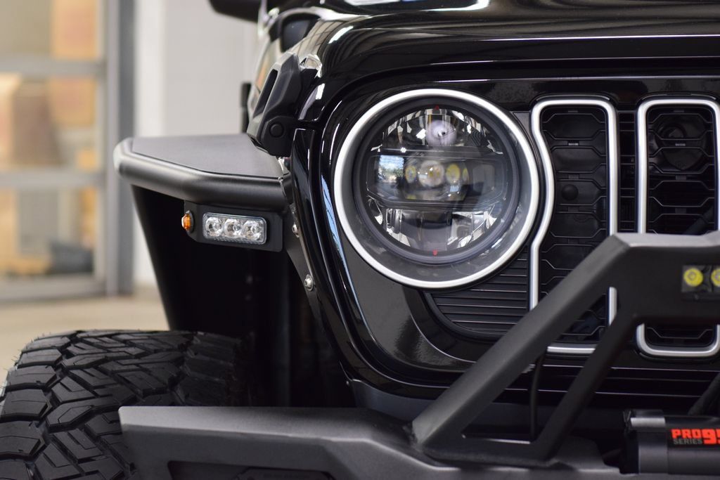 Used 2025 Jeep Wrangler Unlimited Sahara AWD/4WD image 10