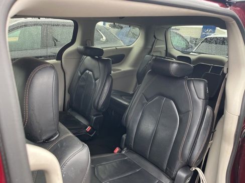 Used 2020 Chrysler Pacifica Touring-L image 11