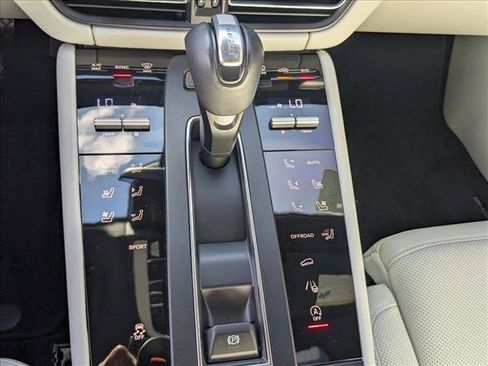 Used 2024 Porsche Macan image 12