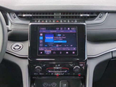 Used 2025 Jeep Grand Cherokee Altitude image 17