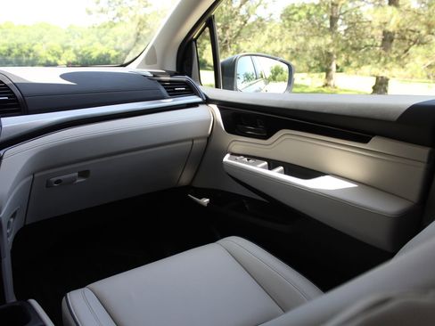 Used 2025 Honda Odyssey Touring image 12