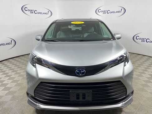 Certified 2025 Toyota Sienna XLE FWD image 2