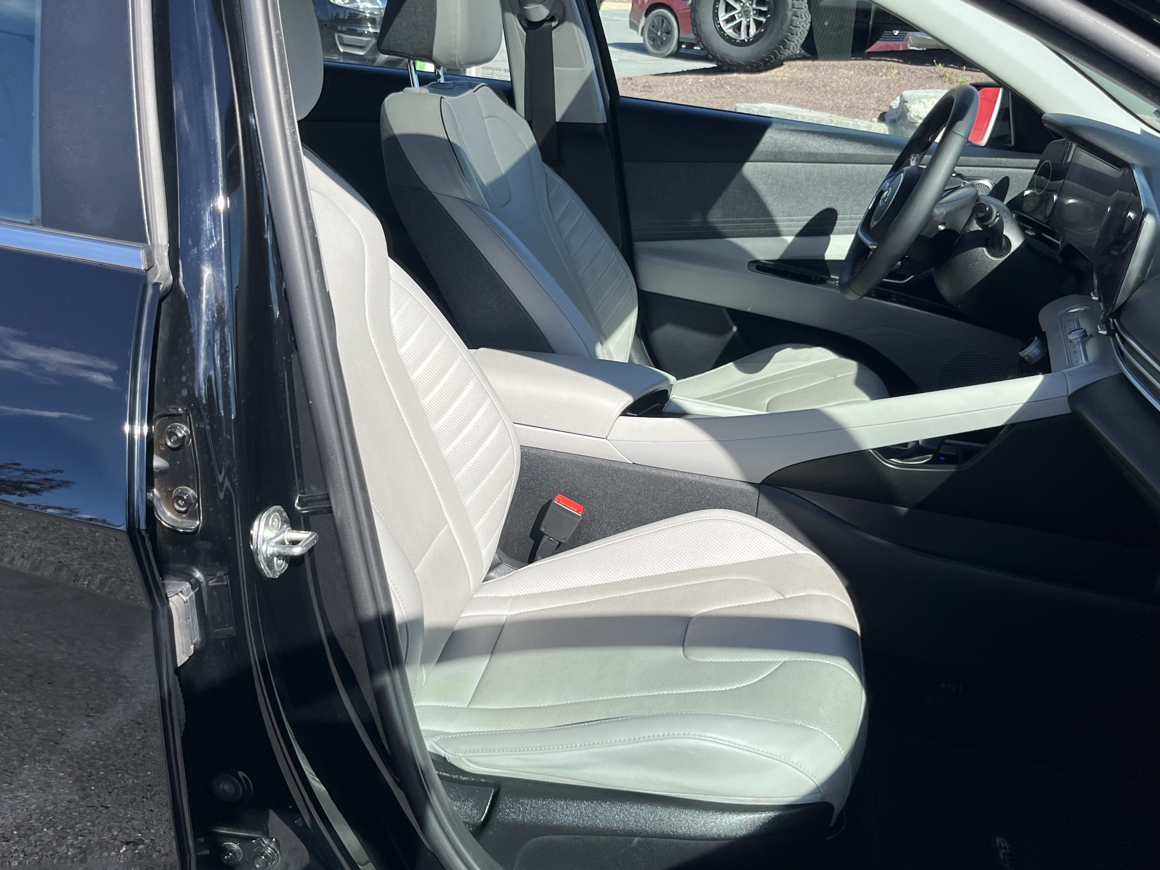 Used 2022 Hyundai Elantra Limited FWD image 3
