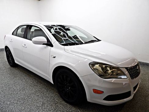 Used 2013 Suzuki Kizashi S image 3