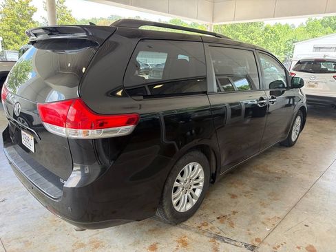 Used 2014 Toyota Sienna XLE w/ XLE Premium Package FWD image 3