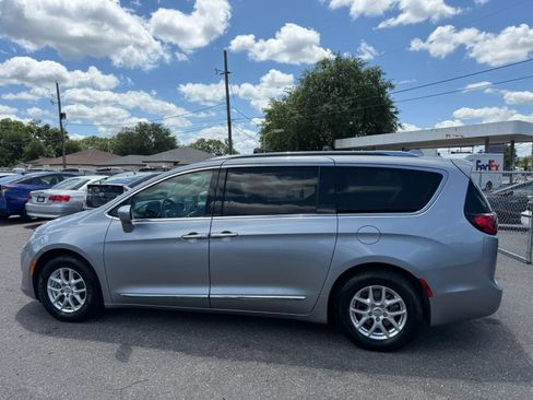Used 2020 Chrysler Pacifica Touring-L FWD image 8