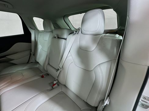 Used 2022 Jeep Cherokee Latitude Lux w/ Mopar Interior Package image 22