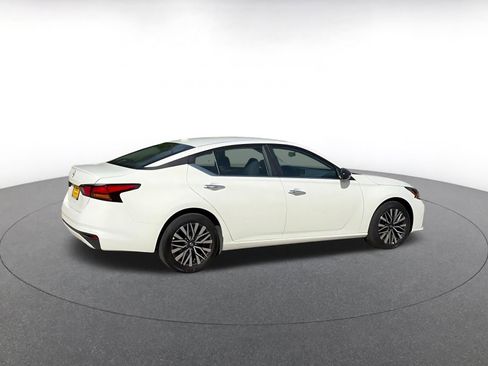Used 2025 Nissan Altima 2.5 SV FWD image 15