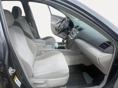 Used 2010 Toyota Camry LE FWD image 6