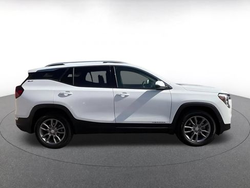 Used 2024 GMC Terrain SLT AWD/4WD image 16