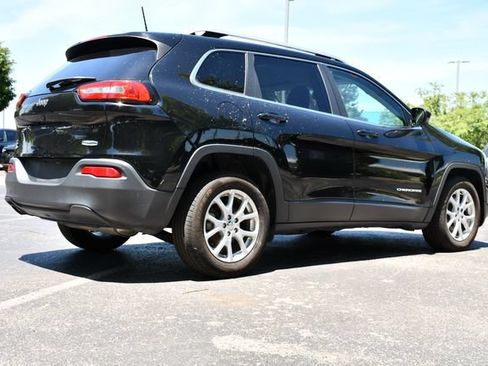 Used 2017 Jeep Cherokee Latitude w/ Cold Weather Group FWD image 7