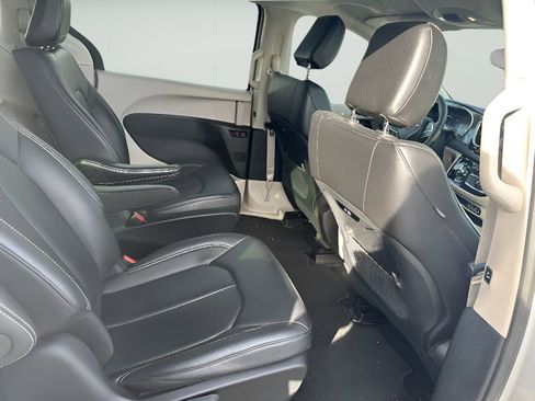 Used 2024 Chrysler Pacifica Select image 24