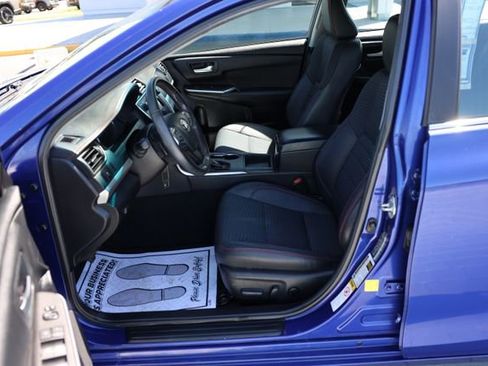 Used 2015 Toyota Camry SE w/ Moonroof Package FWD image 13
