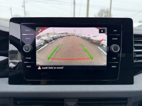 Used 2025 Volkswagen Jetta SE image 17