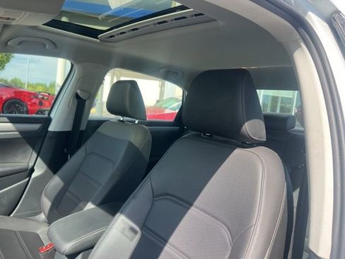 Used 2022 Volkswagen Passat 2.0T SE image 15