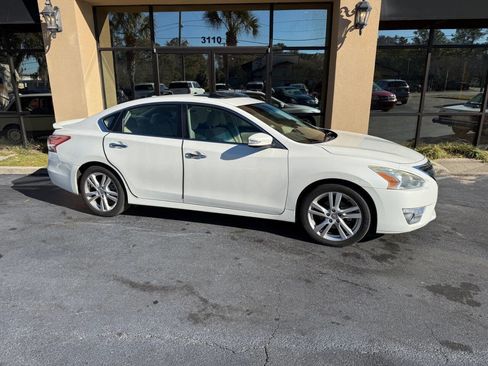 Used 2013 Nissan Altima 3.5 SV image 2