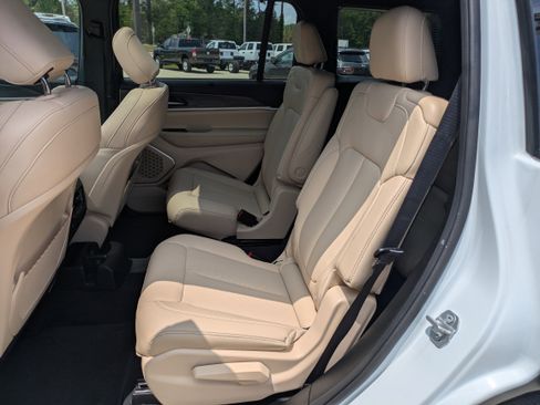 Used 2025 Jeep Grand Cherokee L Limited w/ Luxury Tech Group II AWD/4WD image 11