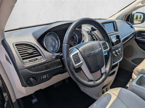 Used 2016 Chrysler Town & Country LX FWD image 12