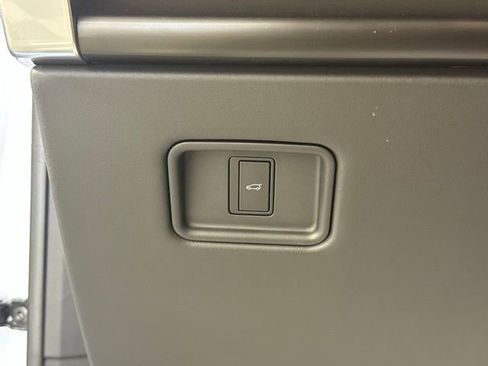 New 2025 Land Rover Range Rover SV image 38