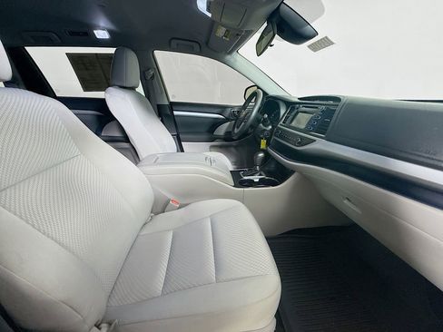 Certified 2019 Toyota Highlander LE image 27