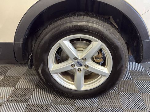 Used 2018 Ford Explorer XLT image 14