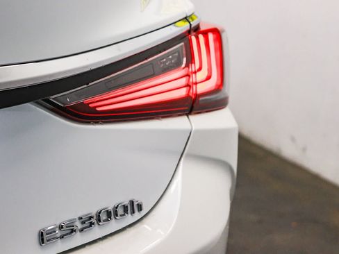 Used 2025 Lexus ES 300h w/ Premium Package FWD image 11
