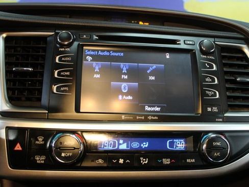 Used 2019 Toyota Highlander XLE AWD/4WD image 27
