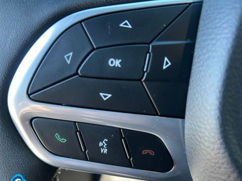 Used 2025 Chrysler Pacifica Select FWD image 17