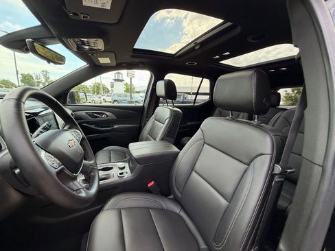 Used 2023 Chevrolet Traverse LT w/ LT Premium Package FWD image 11