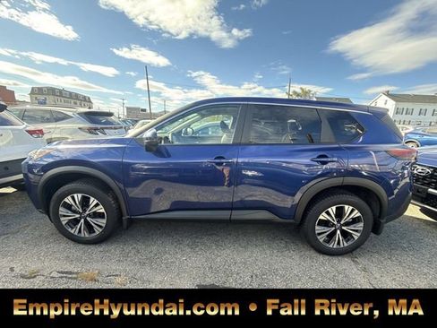 Used 2022 Nissan Rogue SV image 2