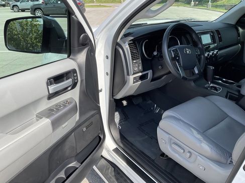 Used 2019 Toyota Sequoia Limited w/ Safety & Convenience Package image 11