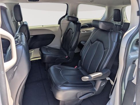 Used 2023 Chrysler Pacifica Touring-L FWD image 15
