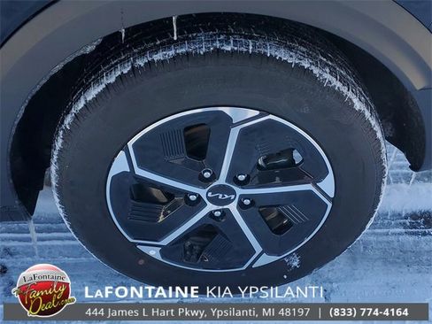 Certified 2025 Kia Niro LX image 7