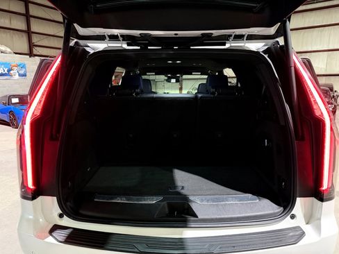 Used 2022 Cadillac Escalade Luxury AWD/4WD image 19