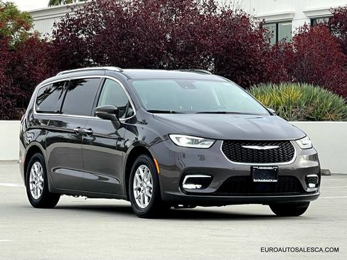 Used 2021 Chrysler Pacifica Touring-L image 7