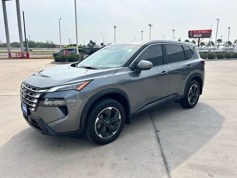 Used 2024 Nissan Rogue SV image 3