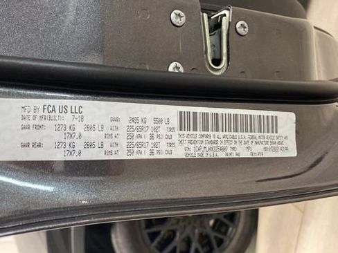 Used 2019 Jeep Cherokee Latitude Plus w/ Cold Weather Group AWD/4WD image 28