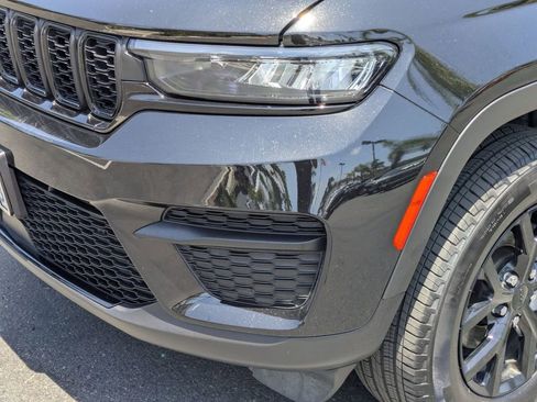 Used 2025 Jeep Grand Cherokee Altitude AWD/4WD image 11
