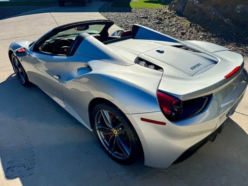 Used 2019 Ferrari 488 Spider image 13