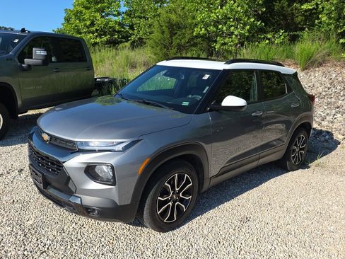 Used 2023 Chevrolet TrailBlazer ACTIV w/ Sun and Liftgate Package FWD image 3