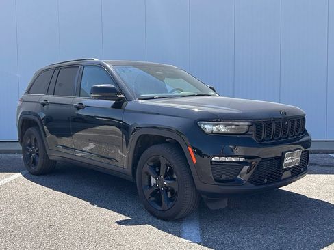 Used 2024 Jeep Grand Cherokee Limited w/ Luxury Tech Group II AWD/4WD image 9