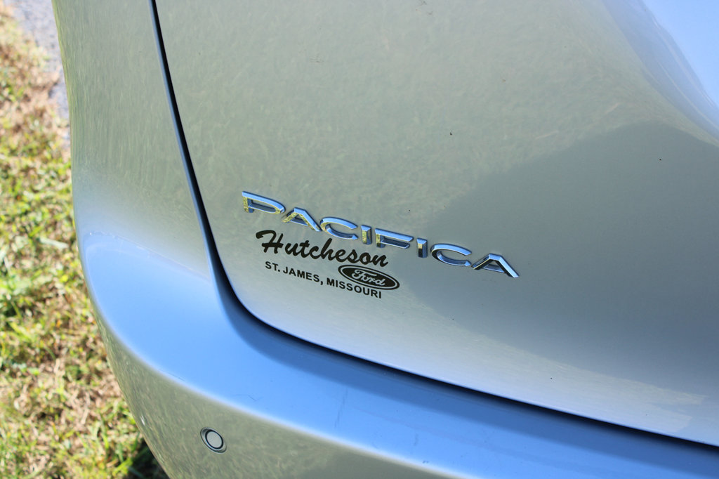 Used 2024 Chrysler Pacifica Touring-L FWD image 9